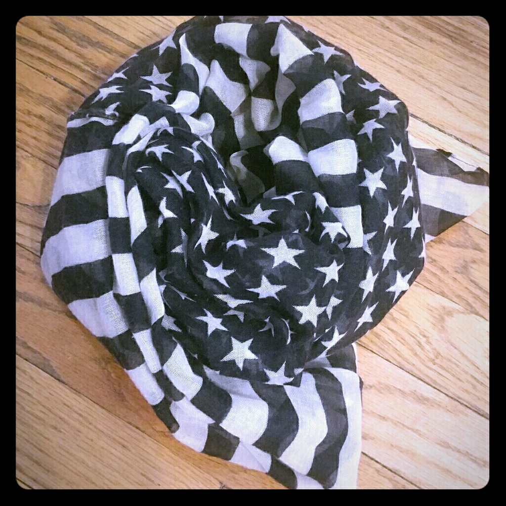 Black and white American flag scarf